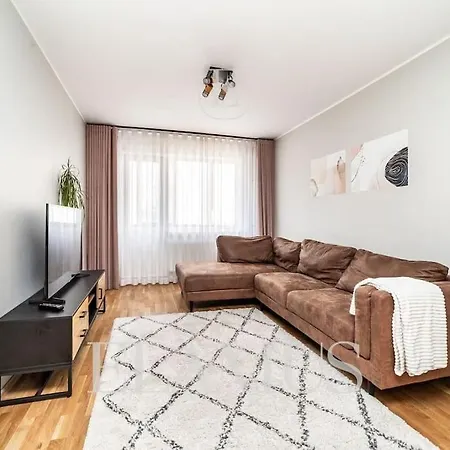 2 Bedrooms Apartment, 2 Balconies, Free Parking *
